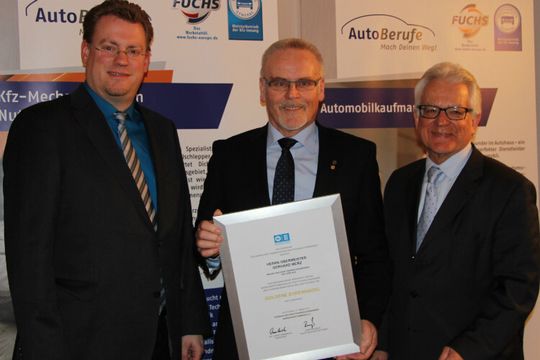 Langjähriger Einsatz: Harry Brambach (re.) und Carsten Beuß (li.; beide Kfz-Gewerbe Baden-Württemberg) danken Ehrenobermeister Gerhard Merz (Kfz-Innung Zollernalb) für sein Engagement.
