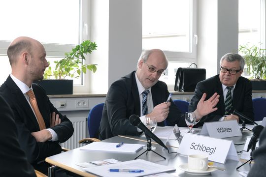 Dr. Hans Egermeier (li), B&R, und Robert Wilmes, Phoenix Contact. Dr. Hans Egermeier (li), B&R, und Robert Wilmes, Phoenix Contact.