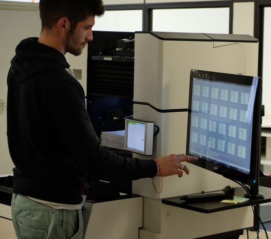Mehr als 300 Blatt pro Minute scannt der „Scamax 8x1“ Mehr als 300 Blatt pro Minute scannt der „Scamax 8x1“