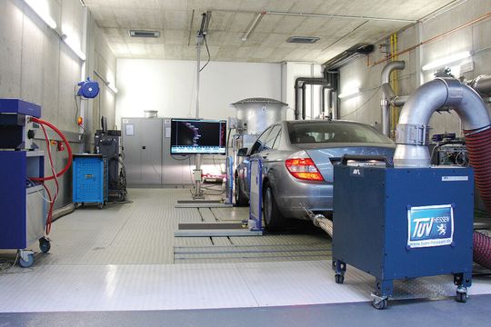 Auf dem Vierrollen-Prüfstand kann der TÜV Süd alle relevanten Fahrzyklen abdecken. Der Bildschirm zeigt dem Fahrer Geschwindigkeit und Last an.