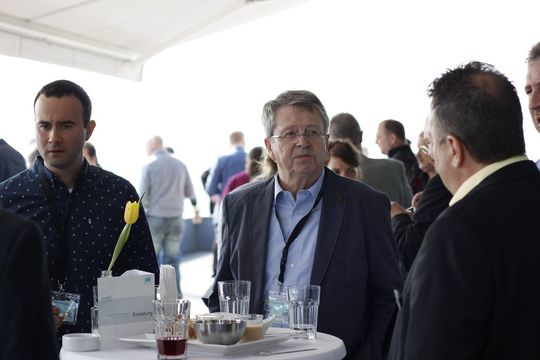 Die Mittagspause wurde auf der sonnigen Terrasse bei kulinarischen Häppchen verbracht und bot die ideale Plattform um sich untereinander auszutauschen Die Mittagspause wurde auf der sonnigen Terrasse bei kulinarischen Häppchen verbracht und bot die ideale Plattform um sich untereinander auszutauschen