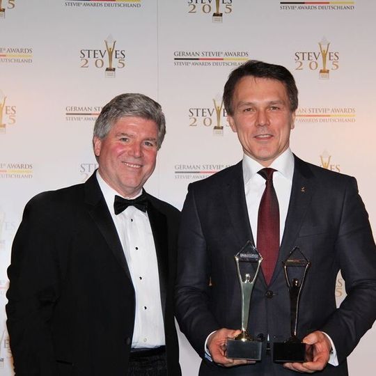 Michael Gallagher (l.), Präsident der Stevie Awards gratuliert Ziehl-Abegg-Vorstand Peter Fenkl zu fünf Auszeichnungen bei den Stevie Awards in Berlin. Michael Gallagher (l.), Präsident der Stevie Awards gratuliert Ziehl-Abegg-Vorstand Peter Fenkl zu fünf Auszeichnungen bei den Stevie Awards in Berlin.
