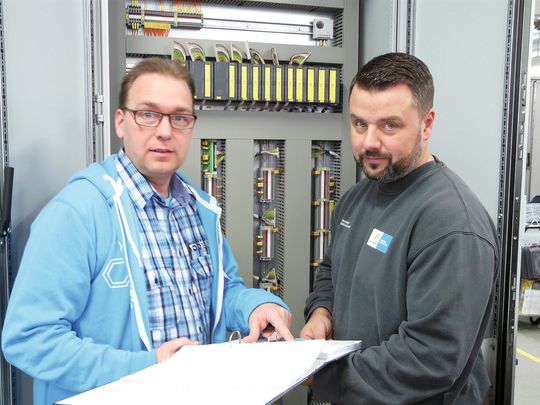 Thomas Besser, Teamleiter Kompetenzcenter CAE der Bilfinger GreyLogix GmbH (links): „Wir optimieren kontinuierlich unser Projekt- und Prozessmanagement“ Thomas Besser, Teamleiter Kompetenzcenter CAE der Bilfinger GreyLogix GmbH (links): „Wir optimieren kontinuierlich unser Projekt- und Prozessmanagement“