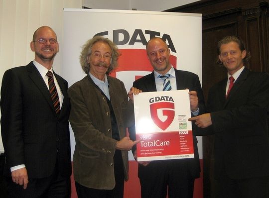 Die G-Data-Chefs begrüßen Jean Pütz als neues Mitglied des Aufsichtsrats, von links nach rechts: Dr. Dirk Hochstarte (Vorstand, G Data), Jean Pütz (Wissenschaftsjournalist und Aufsichtratsmitglied, G Data), Fridolin Rummel (Vorstand G Data) und Frank Heisler (Vorstand G Data). Die G-Data-Chefs begrüßen Jean Pütz als neues Mitglied des Aufsichtsrats, von links nach rechts: Dr. Dirk Hochstarte (Vorstand, G Data), Jean Pütz (Wissenschaftsjournalist und Aufsichtratsmitglied, G Data), Fridolin Rummel (Vorstand G Data) und Frank Heisler (Vorstand G Data).