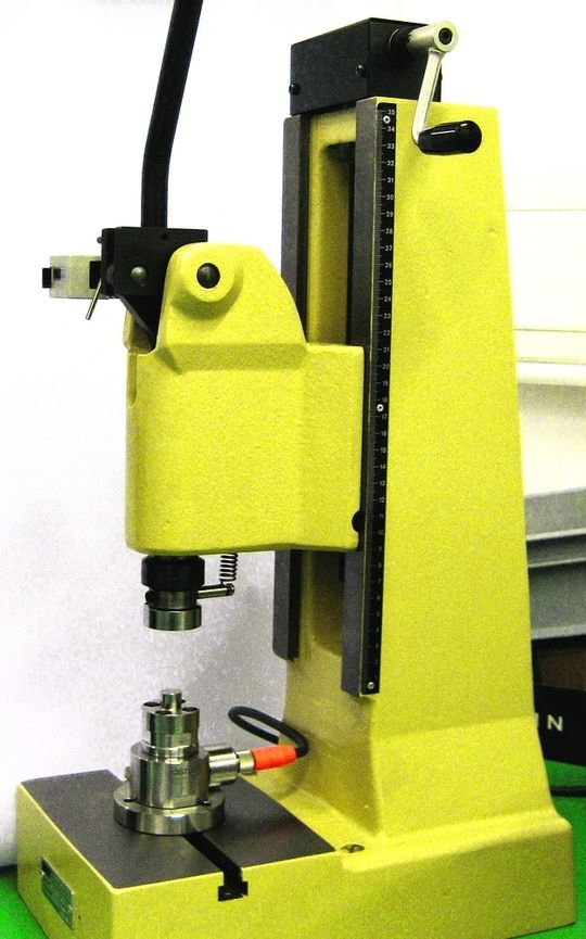 Überwachung eines Einpressvorganges an einer Kniehebelpresse mit dem Press Force Transmitter Typ 9337 A. Überwachung eines Einpressvorganges an einer Kniehebelpresse mit dem Press Force Transmitter Typ 9337 A.