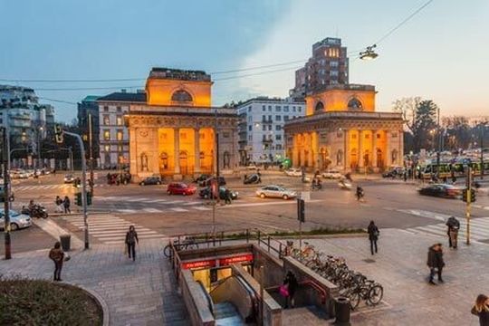 Straßenbeleuchtung in Mailand: Das Porta Venezia erstrahlt schon in der Dämmerung im Licht von LEDs. Straßenbeleuchtung in Mailand: Das Porta Venezia erstrahlt schon in der Dämmerung im Licht von LEDs.