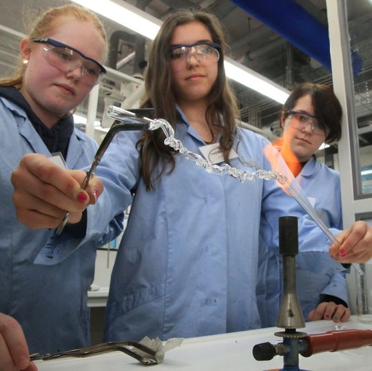 Catharina Koch, Talita Marzocchi und Michelle Schreier (v.l.n.r) haben beim MINT-Girls-Camp bei Provadis in verschiedene Berufsfelder hineingeschnuppert. Catharina Koch, Talita Marzocchi und Michelle Schreier (v.l.n.r) haben beim MINT-Girls-Camp bei Provadis in verschiedene Berufsfelder hineingeschnuppert.