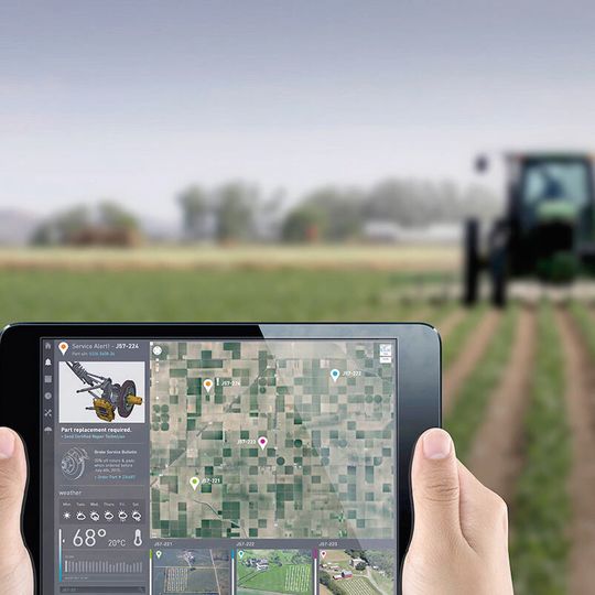 Bild 7: Dashboard einer mit der Thingworx-Plattform erstellten Smart-Farm-Anwendung: Auf dem Management-Cockpit werden die Informationen der Maschinenflotte grafisch aufbereitet und verdichtet dargestellt, wie zum Beispiel Wetterinformationen, Pflanz- und Erntedetails, Routenoptimierung oder Dieselvorrat der Maschinen im Einsatz. Bild 7: Dashboard einer mit der Thingworx-Plattform erstellten Smart-Farm-Anwendung: Auf dem Management-Cockpit werden die Informationen der Maschinenflotte grafisch aufbereitet und verdichtet dargestellt, wie zum Beispiel Wetterinformationen, Pflanz- und Erntedetails, Routenoptimierung oder Dieselvorrat der Maschinen im Einsatz.