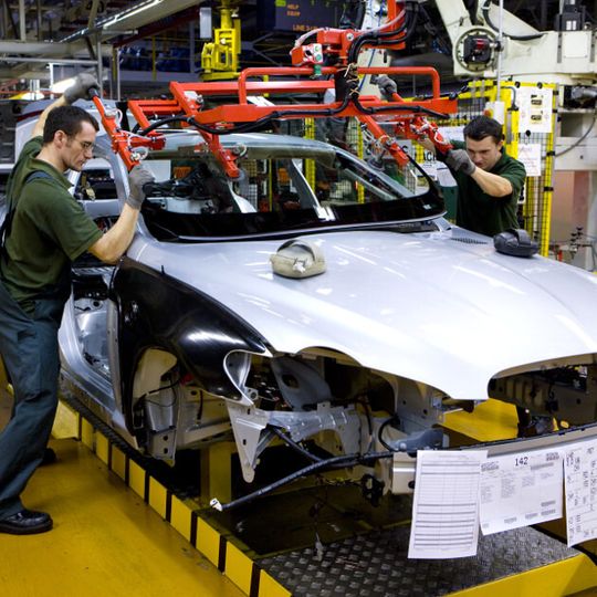 Über 800 Millionen Euro will JLR in Grossbritannien an drei Standorten investieren. Über 800 Millionen Euro will JLR in Grossbritannien an drei Standorten investieren.