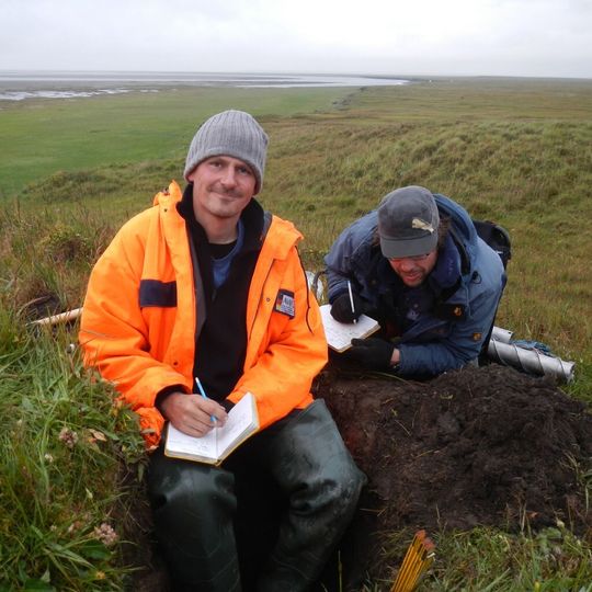 AWI-Permafrostexperte Dr. Guido Grosse (links) und sein Kollege Matthias Fuchs dokumentieren die Beschaffenheit des Permafrost-Bodens auf der sibirischen Insel Sobo-Sise im östlichen Teil des Lena-Deltas. AWI-Permafrostexperte Dr. Guido Grosse (links) und sein Kollege Matthias Fuchs dokumentieren die Beschaffenheit des Permafrost-Bodens auf der sibirischen Insel Sobo-Sise im östlichen Teil des Lena-Deltas.