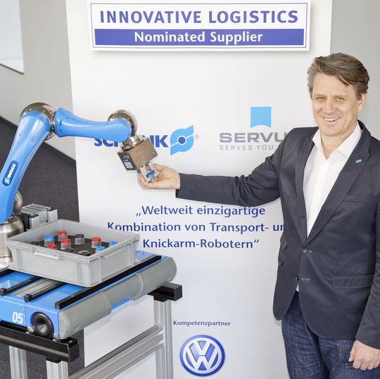 Christian Beer, Inhaber und Geschäftsführer der Servus Intralogistics, bräsentiert die Kombination aus Transportroboter (Autonomous Robitic Carrier) und einem Knickarmroboter von Schunk. Christian Beer, Inhaber und Geschäftsführer der Servus Intralogistics, bräsentiert die Kombination aus Transportroboter (Autonomous Robitic Carrier) und einem Knickarmroboter von Schunk.