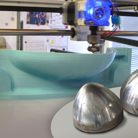 Von dem gedruckten PLA-Modell wird zuerst ein Sandabruck erstellt. Mit der daraus entstandenen Gussform stellt eine Gießerei die Alu-Werkzeuge her. Von dem gedruckten PLA-Modell wird zuerst ein Sandabruck erstellt. Mit der daraus entstandenen Gussform stellt eine Gießerei die Alu-Werkzeuge her.
