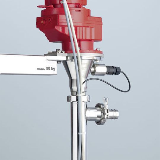 Flux-Exzenterschneckenpumpe mit Lagerflansch und integriertem Impulsgeber für indirektes, berührungsloses Messen.