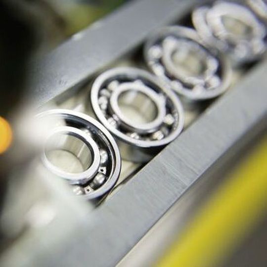 Im Werk in Savli werden Kugellager der Generation C hochautomatisiert bearbeitet und montiert. Vier von fünf Kugellagern werden nach der Auslieferung in einem Motorroller oder Motorrad verbaut. In der Fertigung in Indien gelten dabei dieselben Qualitätsstandards wie in westeuropäischen Schaeffler-Werken. Im Werk in Savli werden Kugellager der Generation C hochautomatisiert bearbeitet und montiert. Vier von fünf Kugellagern werden nach der Auslieferung in einem Motorroller oder Motorrad verbaut. In der Fertigung in Indien gelten dabei dieselben Qualitätsstandards wie in westeuropäischen Schaeffler-Werken.