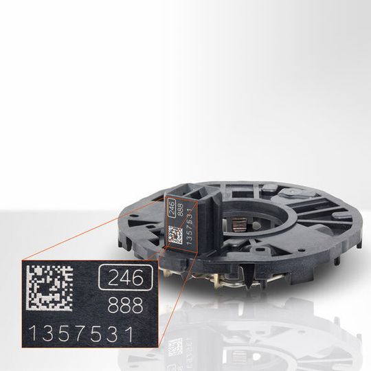 Kunststoff-Automobilbauteil mit lasermarkiertem 2D-Code. Kunststoff-Automobilbauteil mit lasermarkiertem 2D-Code.