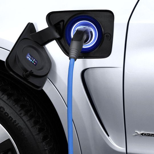 Egal ob Hybrid, Plug-in-Hybrid oder Elektrofahrzeug: viele Fahrzeuge werden von den Automobilherstellern selbst zugelassen. Egal ob Hybrid, Plug-in-Hybrid oder Elektrofahrzeug: viele Fahrzeuge werden von den Automobilherstellern selbst zugelassen.