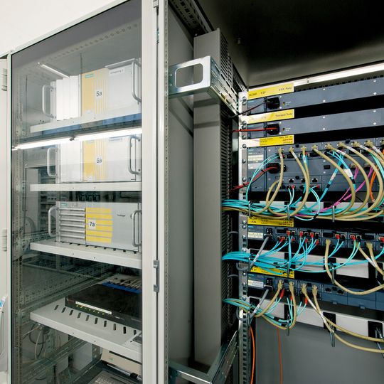 Simatic Industrie-PC als Basis des Prozessleitsystems Simatic PCS 7 (links) und die erneuerte Scalance-Netzwerktechnik (rechts) bilden zusammen ein redundantes und dadurch sehr zuverlässiges Gesamtsystem. Simatic Industrie-PC als Basis des Prozessleitsystems Simatic PCS 7 (links) und die erneuerte Scalance-Netzwerktechnik (rechts) bilden zusammen ein redundantes und dadurch sehr zuverlässiges Gesamtsystem.