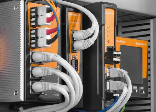 Weidmüller Firewall/NAT Router: Durch IP-Routing erfolgt eine kontrollierte Vermittlung des Datenverkehrs zwischen Subnetzen. Die Segmentierung in Teilnetze reduziert dabei die Netzwerklasten. Weidmüller Firewall/NAT Router: Durch IP-Routing erfolgt eine kontrollierte Vermittlung des Datenverkehrs zwischen Subnetzen. Die Segmentierung in Teilnetze reduziert dabei die Netzwerklasten.