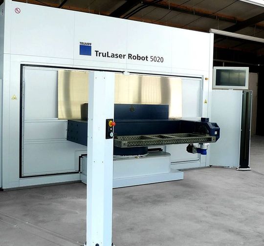 Der Spezialist für industrielle Blechverarbeitung mit Sitz in Hofstetten im Kinzigtal investierte in den letzten drei Jahren rund 3,3 Mio. Euro in neue leistungsstarke Produktionsmaschinen und Erweiterung des Firmengebäudes. Der Spezialist für industrielle Blechverarbeitung mit Sitz in Hofstetten im Kinzigtal investierte in den letzten drei Jahren rund 3,3 Mio. Euro in neue leistungsstarke Produktionsmaschinen und Erweiterung des Firmengebäudes.