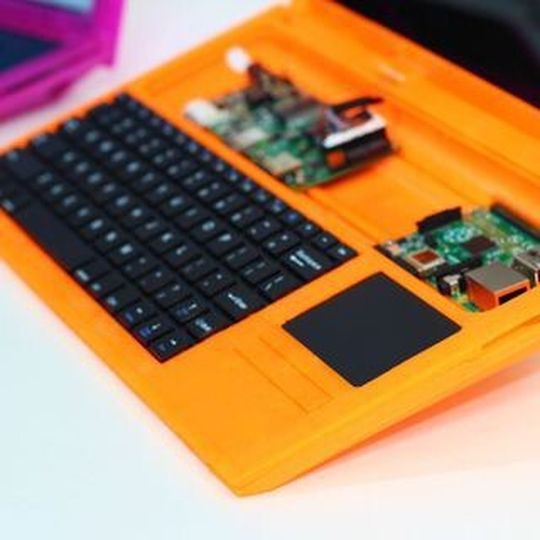 Das Laptop-Gehäuse für den Raspberry Pi von der Seite. Das Laptop-Gehäuse für den Raspberry Pi von der Seite.