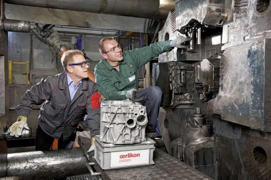 Die Formenhälften der Aluminium-Druckgießmaschine der DGH-Group sind mit Balinit Lumena in Duplex-Technologie behandelt. Die Formenhälften der Aluminium-Druckgießmaschine der DGH-Group sind mit Balinit Lumena in Duplex-Technologie behandelt.