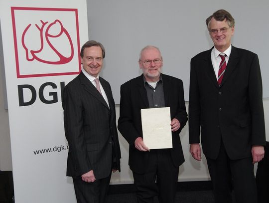 Foto der Preisverleihung: In der Bildmitte Preisträger Rüdiger Meyer mit DGK-Past-President Prof. Christian Hamm (links) und Prof. Dr. Stephan Felix (rechts), dem Tagungspräsidenten der 81. Jahrestagung der Deutschen Gesellschaft für Kardiologie. Foto der Preisverleihung: In der Bildmitte Preisträger Rüdiger Meyer mit DGK-Past-President Prof. Christian Hamm (links) und Prof. Dr. Stephan Felix (rechts), dem Tagungspräsidenten der 81. Jahrestagung der Deutschen Gesellschaft für Kardiologie.