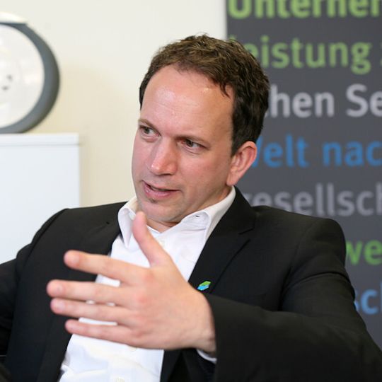 Imat-uve Geschäftsführer Hans Peter Schlegelmilch: „Unsere Kunden möchten zuverlässige, langfristige Partnerschaften und weltweit gleich hohe Qualität. Dieses Versprechen lösen wir zukünftig auch in Shenyang ein.“ Imat-uve Geschäftsführer Hans Peter Schlegelmilch: „Unsere Kunden möchten zuverlässige, langfristige Partnerschaften und weltweit gleich hohe Qualität. Dieses Versprechen lösen wir zukünftig auch in Shenyang ein.“