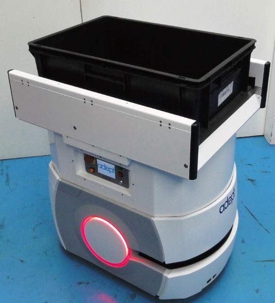 Le robot mobile Adept Lynx Conveyor est un véhicule d'intérieur autonome équipé d'un convoyeur motorisé. Le robot mobile Adept Lynx Conveyor est un véhicule d'intérieur autonome équipé d'un convoyeur motorisé.