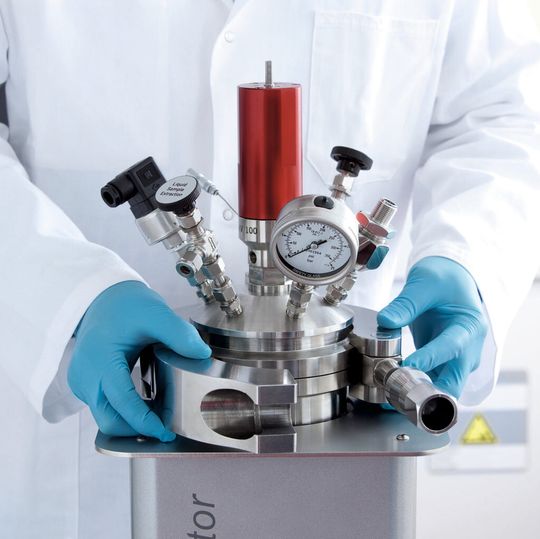Der Hochdruckreaktor kann Volumina von 25 ml bis 4 l verarbeiten und lässt sich mit verschiedenen Rühr- und Heiztechniken sowie Temperaturregler und Datalogger ausstatten. Der Hochdruckreaktor kann Volumina von 25 ml bis 4 l verarbeiten und lässt sich mit verschiedenen Rühr- und Heiztechniken sowie Temperaturregler und Datalogger ausstatten.