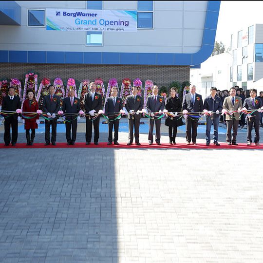 BorgWarner feierte die offizielle Eröffnung seiner neuen Anlage in Chungju, Südkorea. Zu dem Produktportfolio des neuen Werks zählen Zündungs- und AGR-Technologien, Magnetventile sowie Dieselkaltstartsysteme. BorgWarner feierte die offizielle Eröffnung seiner neuen Anlage in Chungju, Südkorea. Zu dem Produktportfolio des neuen Werks zählen Zündungs- und AGR-Technologien, Magnetventile sowie Dieselkaltstartsysteme.