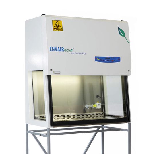 Abb. 1: Sicherheitswerkbänke wie die Envair Eco Safe Comfort Plus schützen die Mitarbeiter beim Umgang mit mikrobiologisch aktiven Substanzen. Abb. 1: Sicherheitswerkbänke wie die Envair Eco Safe Comfort Plus schützen die Mitarbeiter beim Umgang mit mikrobiologisch aktiven Substanzen.