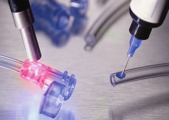 Die Encompass-Klebstoffe sind speziell auf die Aushärtung mit LED-Systemen abgestimmt und härten in sehr kurzer Zeit aus. Die Encompass-Klebstoffe sind speziell auf die Aushärtung mit LED-Systemen abgestimmt und härten in sehr kurzer Zeit aus.