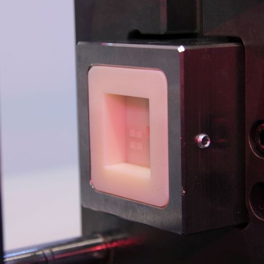 Ein kleines Spritzgießwerkzeug für die Produktion von Loßgröße eins bis etwa 50, das mithilfe von Stratasys-Anlagen 3D-gedruckt wurde... Ein kleines Spritzgießwerkzeug für die Produktion von Loßgröße eins bis etwa 50, das mithilfe von Stratasys-Anlagen 3D-gedruckt wurde...