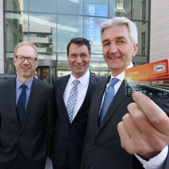 Am 14. April stellte der DKV Euro Service die neue Hybridkarte DKV CARD +CHARGE , vor. Die Geschäftsführer der DKV Group (v. l. n. r) Dr. Werner Grünewald, Dr. Christian Koch und Dr. Alexander Hufnagl. Am 14. April stellte der DKV Euro Service die neue Hybridkarte DKV CARD +CHARGE , vor. Die Geschäftsführer der DKV Group (v. l. n. r) Dr. Werner Grünewald, Dr. Christian Koch und Dr. Alexander Hufnagl.