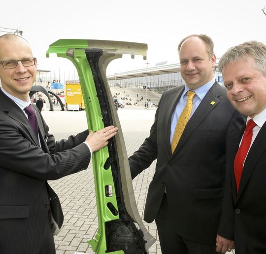 In einem gemeinsamen Forschungsprojekt fertigten Wissenschaftler des Instituts fürLeichtbau und Kunststofftechnik der TU Dresden, der Mitras Composites SystemsGmbH, der Leichtbau-Zentrum Sachsen AG und der Porsche AG eine B-Säulen-Demonstratorstruktur in Multi-Material-Design. V.l.n.r.: Dr. Thomas Heber (Abteilungsgeschäftsführer Carbon Composites e. V. Abteilung CC Ost), Dirk Hilbert (1. Bürgermeister der Landeshauptstadt Dresden) und Prof. Dr. Hubert Jäger (Inhaber der Professur für Systemleichtbau und Mischbauweisen an der TU Dresden). In einem gemeinsamen Forschungsprojekt fertigten Wissenschaftler des Instituts fürLeichtbau und Kunststofftechnik der TU Dresden, der Mitras Composites SystemsGmbH, der Leichtbau-Zentrum Sachsen AG und der Porsche AG eine B-Säulen-Demonstratorstruktur in Multi-Material-Design. V.l.n.r.: Dr. Thomas Heber (Abteilungsgeschäftsführer Carbon Composites e. V. Abteilung CC Ost), Dirk Hilbert (1. Bürgermeister der Landeshauptstadt Dresden) und Prof. Dr. Hubert Jäger (Inhaber der Professur für Systemleichtbau und Mischbauweisen an der TU Dresden).