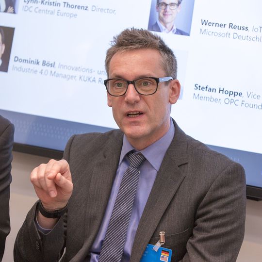 Werner Reus von Microsoft lud Branchenvertreter und Presse zum Gespräch über Industrie 4.0 Werner Reus von Microsoft lud Branchenvertreter und Presse zum Gespräch über Industrie 4.0