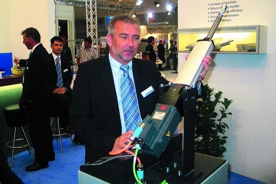 Wolfgang Schaller, Projektleiter elektromechanische Hubzylinder bei der SKF Linearsysteme GmbH, Schweinfurt: „Gerade bei Anwendungen im Automationsbereich, die früher generell mit Pneumatikzylindern arbeiteten, werden verstärkt Linearlösungen mit Elektroantrieben nachgefragt.“ Bild: Schäfer Wolfgang Schaller, Projektleiter elektromechanische Hubzylinder bei der SKF Linearsysteme GmbH, Schweinfurt: „Gerade bei Anwendungen im Automationsbereich, die früher generell mit Pneumatikzylindern arbeiteten, werden verstärkt Linearlösungen mit Elektroantrieben nachgefragt.“ Bild: Schäfer