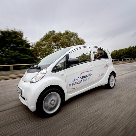 Elektroautos fahren sich bequem, sind agil und lassen so manche „dicke Karosse“ an der Ampel einfach stehen. Elektroautos fahren sich bequem, sind agil und lassen so manche „dicke Karosse“ an der Ampel einfach stehen.