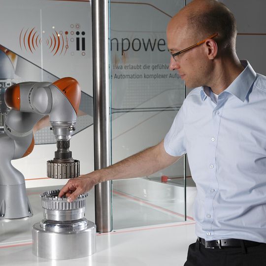 Der Leichtbauroboter reagiert sensibel auf menschliche Interaktion und ist über präzise Bewegungen sowie seine speziellen Wahrnehmungstechnologien in der Lage, komplexe Aufgaben über präzise Automationsbewegungen sicher durchzuführen. Der Leichtbauroboter reagiert sensibel auf menschliche Interaktion und ist über präzise Bewegungen sowie seine speziellen Wahrnehmungstechnologien in der Lage, komplexe Aufgaben über präzise Automationsbewegungen sicher durchzuführen.