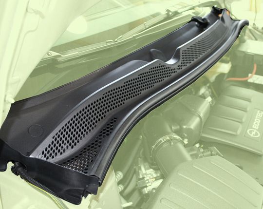 Die direkt unterhalb der Frontscheibe eingebauten Wasserabweiser der Opel-Modelle Adam und Zafira sind aus einem anwendungsspezifisch maßgeschneiderten technischen PP-Re-Compound Mafill von Ravago.