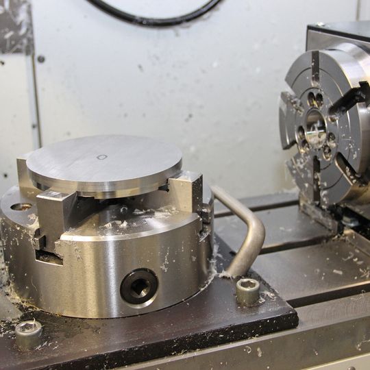 Auf der Super-Mini-Mill, die für die Bearbeitung von Kunststoff und Aluminium ausgelegt ist, fräst das TAZ Spiegelau fast durchgängig hochharte Werkzeugstähle.