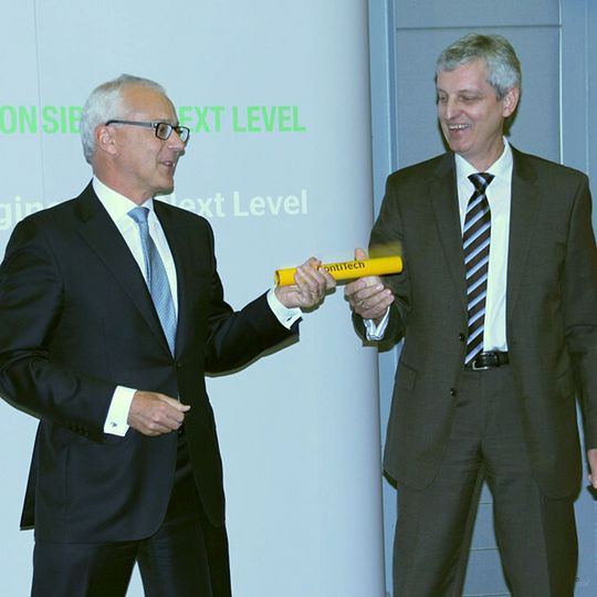 Contitech bekommt einen neuen Chef: Hans-Jürgen Duensing (rechts), bisheriger Verantwortlicher für den Geschäftsbereichs Conveyor Belt bei Contitech übernimmt den Staffelstab aus den Händen des scheidenden Contitech-Leiters Heinz-Gerhard Wente. Contitech bekommt einen neuen Chef: Hans-Jürgen Duensing (rechts), bisheriger Verantwortlicher für den Geschäftsbereichs Conveyor Belt bei Contitech übernimmt den Staffelstab aus den Händen des scheidenden Contitech-Leiters Heinz-Gerhard Wente.