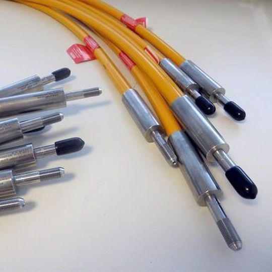 Hochdruckschläuche bis 4000 bar - Eine flexible Alternative zu Hochdruckrohren. Hochdruckschläuche bis 4000 bar - Eine flexible Alternative zu Hochdruckrohren.