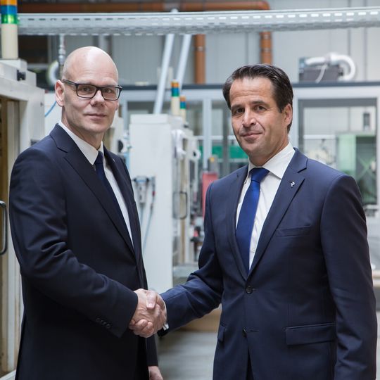 Von links: Uwe Gaedike, Geschäftsführer von Enka Tecnica und Bernd Reifenhäuser, CEO der Reifenhäuser Gruppe, besiegeln die Enka-Übernahme mit einem festen Händedruck. Von links: Uwe Gaedike, Geschäftsführer von Enka Tecnica und Bernd Reifenhäuser, CEO der Reifenhäuser Gruppe, besiegeln die Enka-Übernahme mit einem festen Händedruck.