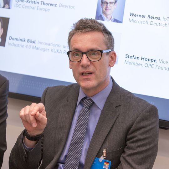 Werner Reus von Microsoft lud Branchenvertreter und Presse zum Gespräch über Industrie 4.0 Werner Reus von Microsoft lud Branchenvertreter und Presse zum Gespräch über Industrie 4.0