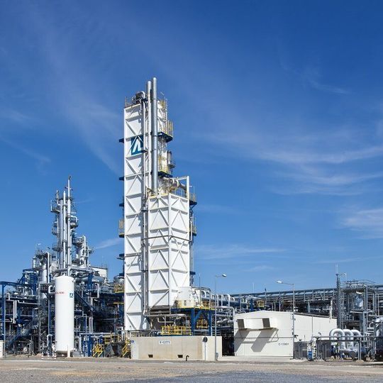 Durch Dampfreformierung von Erdgas erzeugt der SMR Wasserstoff und Kohlenmonoxid. Durch Dampfreformierung von Erdgas erzeugt der SMR Wasserstoff und Kohlenmonoxid.