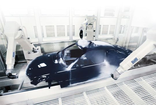 Bild 1: Per RFID erhalten die Lackierroboter in der Spritzkabine die Informationen zur vom Kunden gewünschten Autofarbe und zur Kontur des Fahrzeugmodells. Bild: Dürr Bild 1: Per RFID erhalten die Lackierroboter in der Spritzkabine die Informationen zur vom Kunden gewünschten Autofarbe und zur Kontur des Fahrzeugmodells. Bild: Dürr