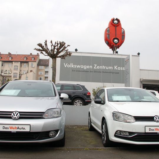 Ein besonderer Blickfang steht über dem Volkswagen Zentrum Kassel. Ein besonderer Blickfang steht über dem Volkswagen Zentrum Kassel.