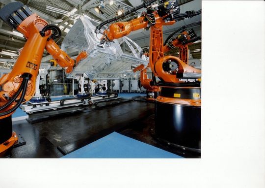 Bild 1: Schwere Lasten können bei kooperierenden Systemen auf mehrere Roboter verteilt werden. Bild: Kuka Bild 1: Schwere Lasten können bei kooperierenden Systemen auf mehrere Roboter verteilt werden. Bild: Kuka