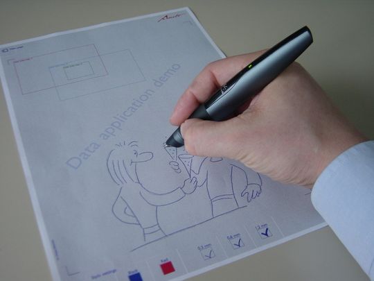 Mit dem digitalen Stift wird die Zeichnung erstellt. Mit dem digitalen Stift wird die Zeichnung erstellt.